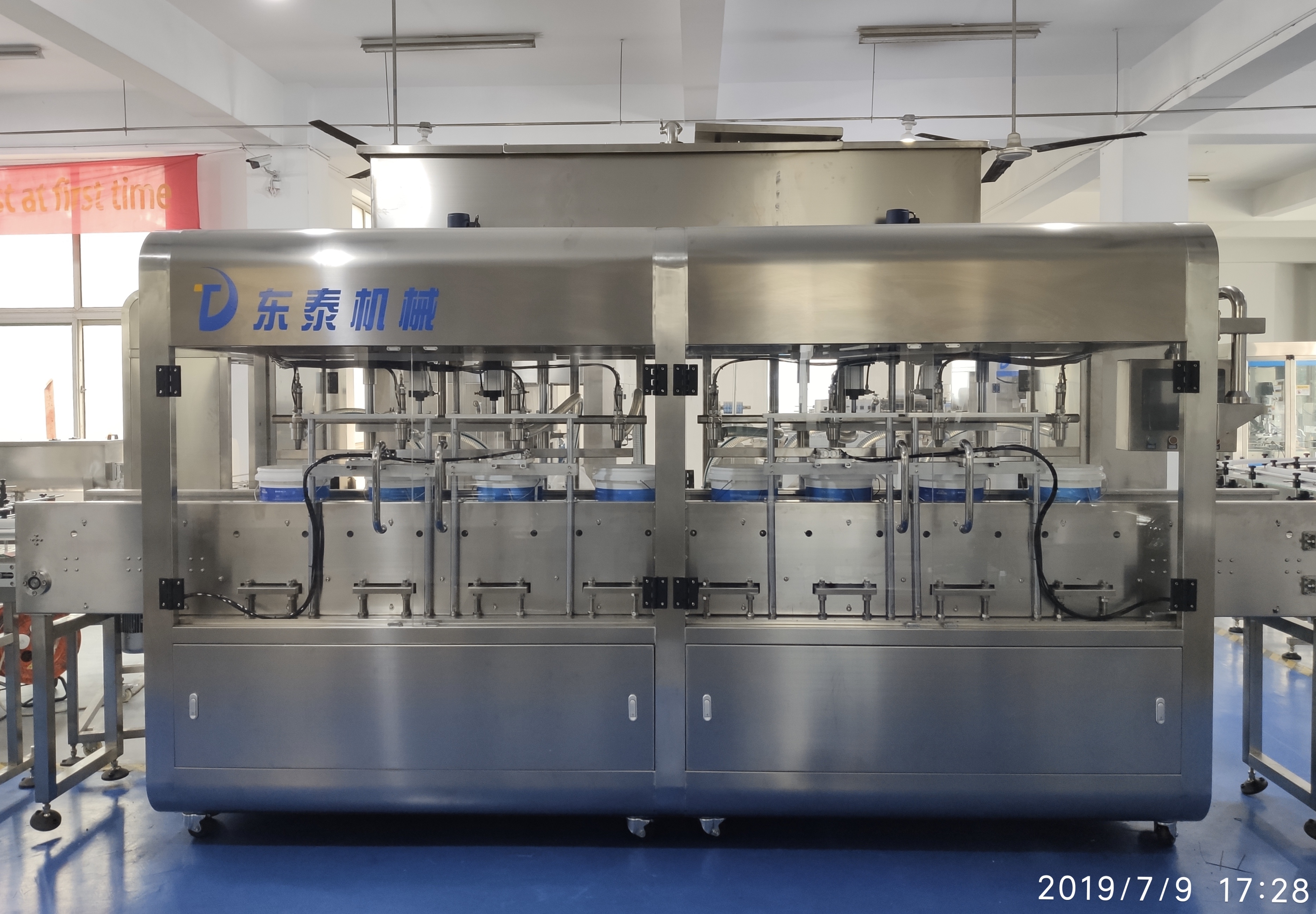 潤滑油多頭大桶灌裝機(jī) 先進(jìn)技術(shù)產(chǎn)量高！